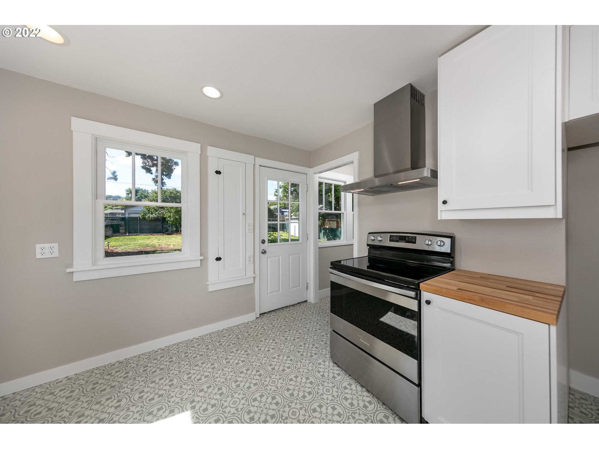 1218 E 11TH