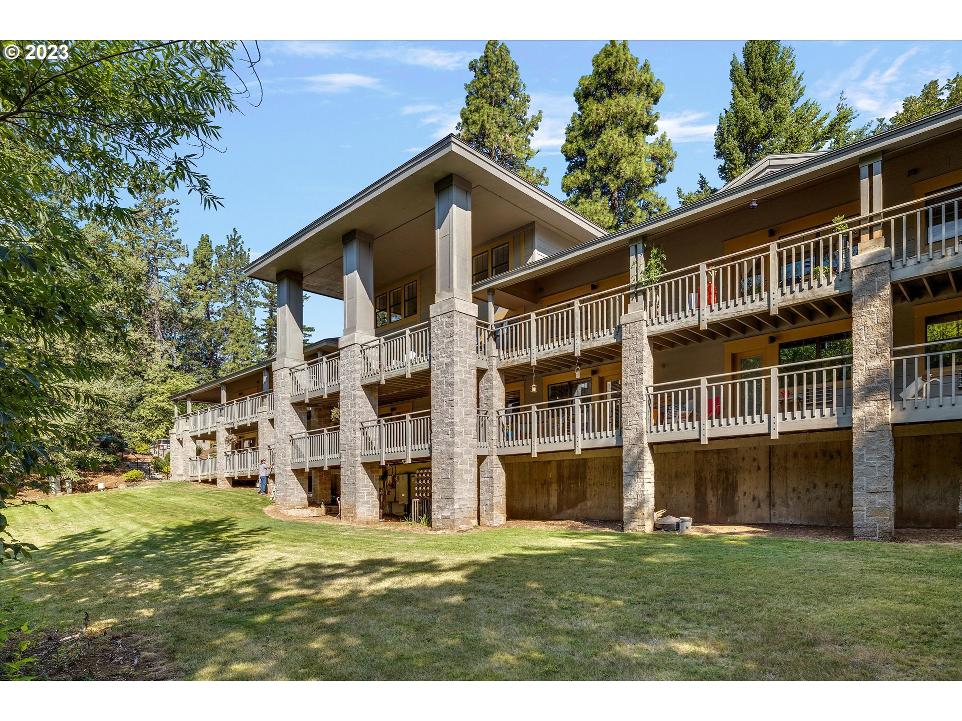 105 COUNTRY CLUB RD Unit: 12