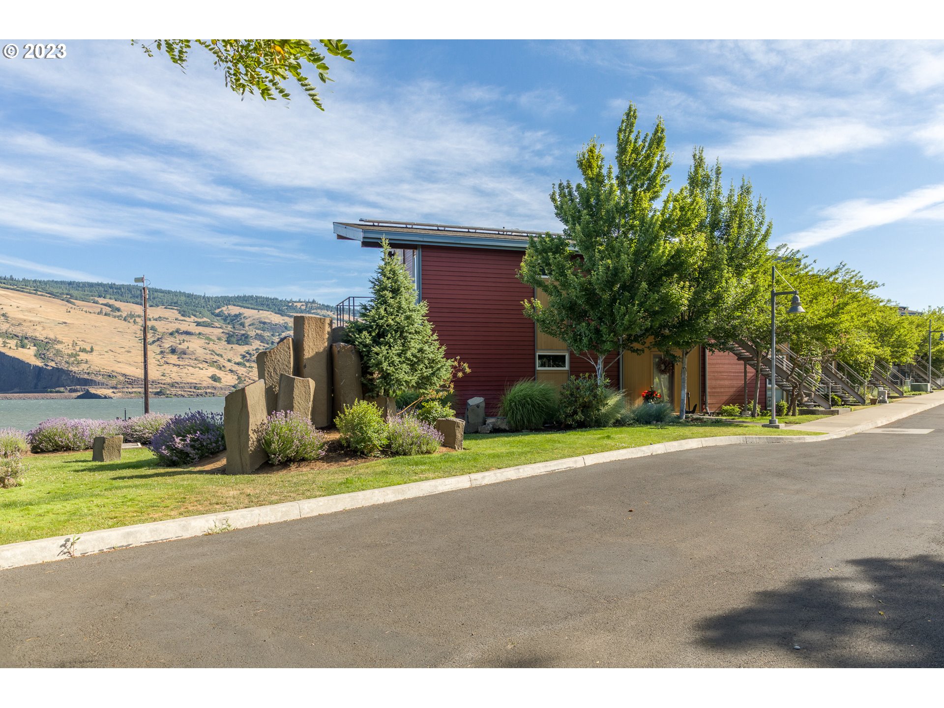 27 MOSIER CREEK PL