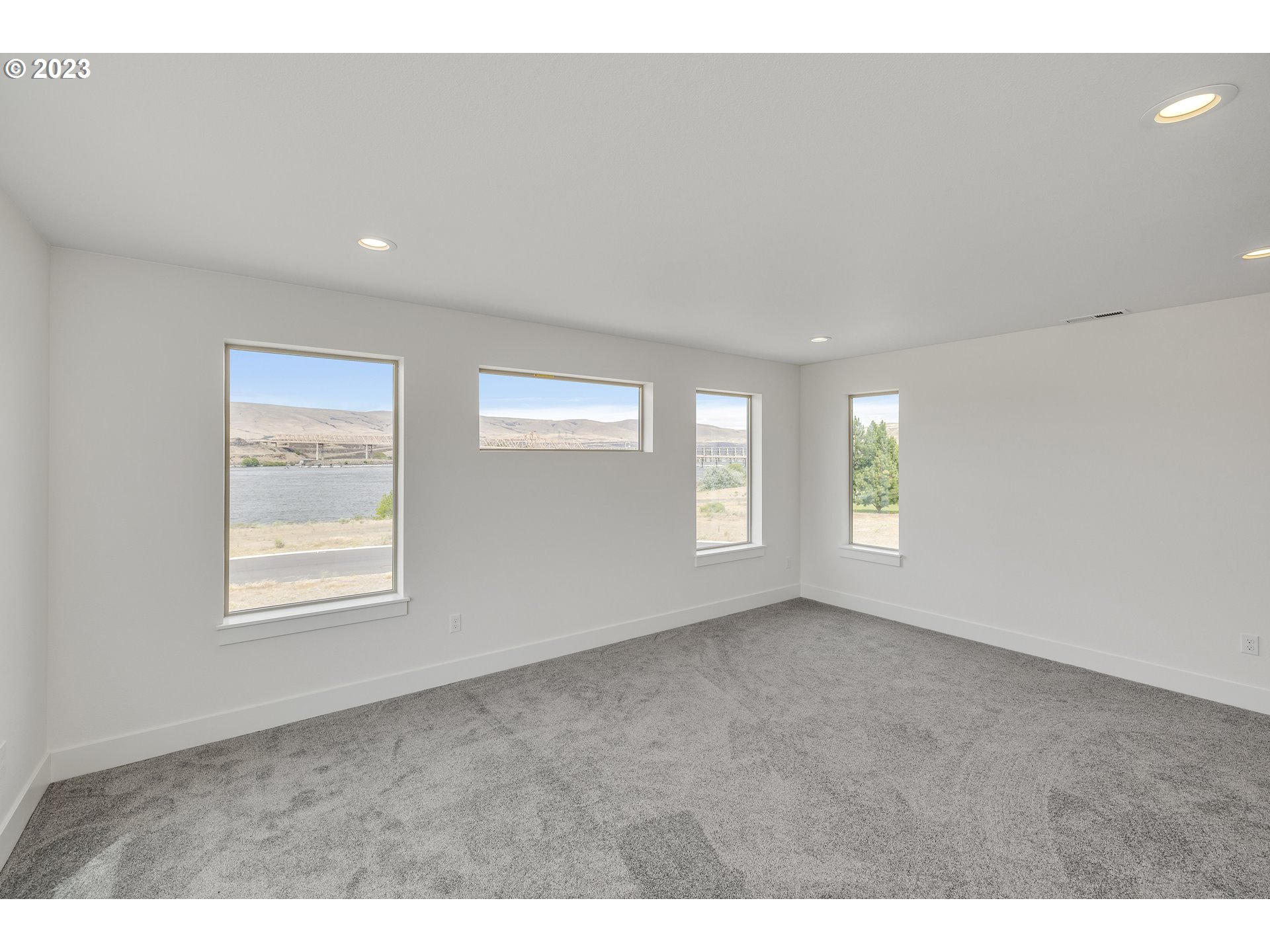 156 SOUTHSHORE AVE