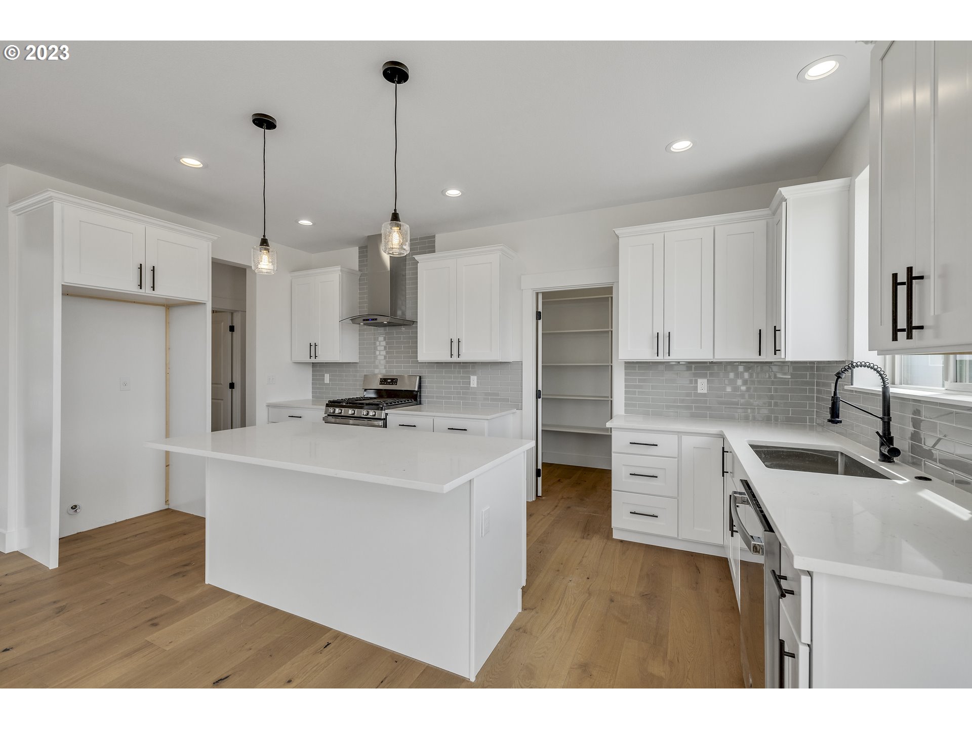 156 SOUTHSHORE AVE