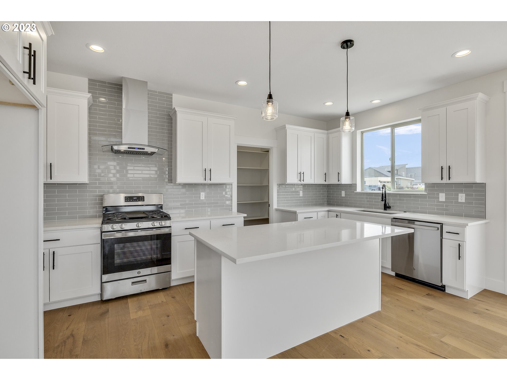 156 SOUTHSHORE AVE