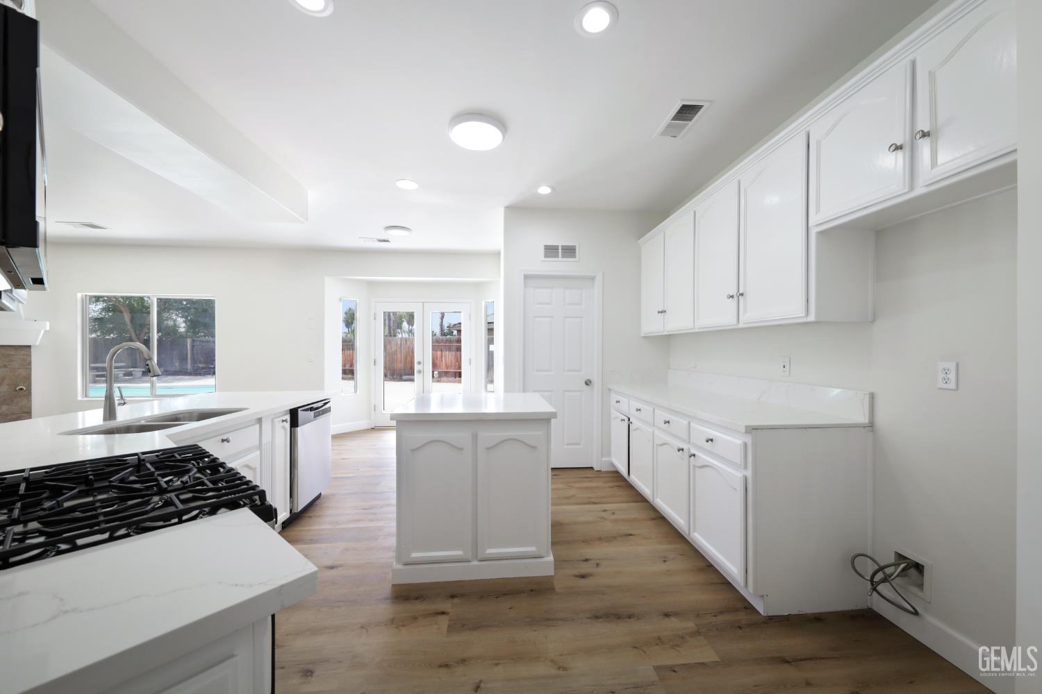 10117 Commodore Drive