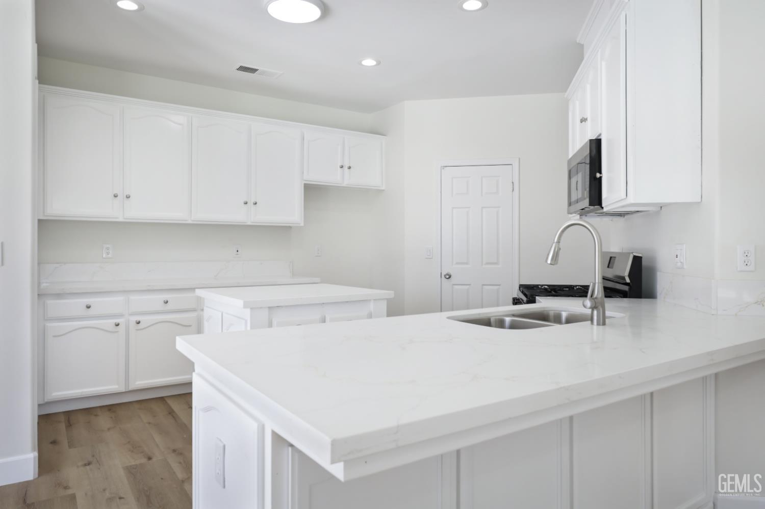 10117 Commodore Drive