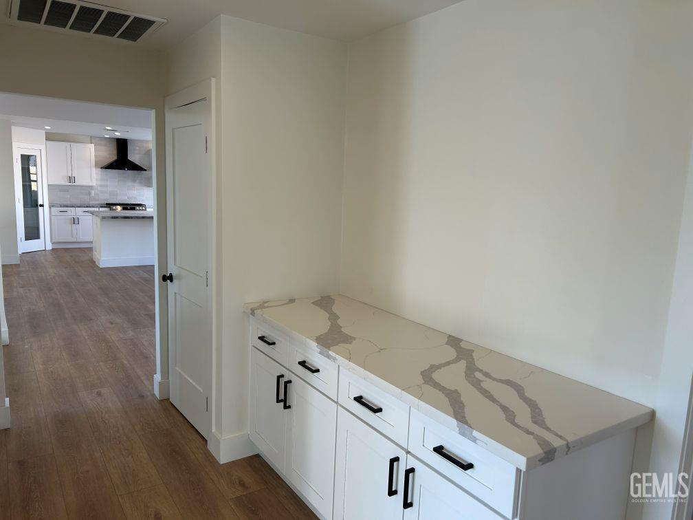 9812 S Vanessa Avenue