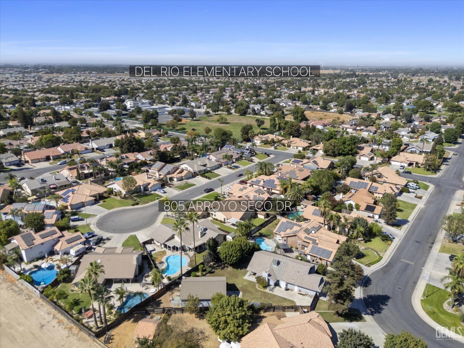 Aerial view of 805 Arroyo Seco Drive’s neighborhood, with backyard pools and Del Rio Elementary School labeled.