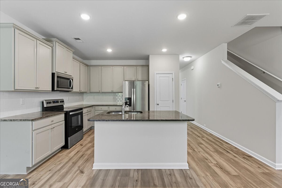 2832 Saratoga Lake View