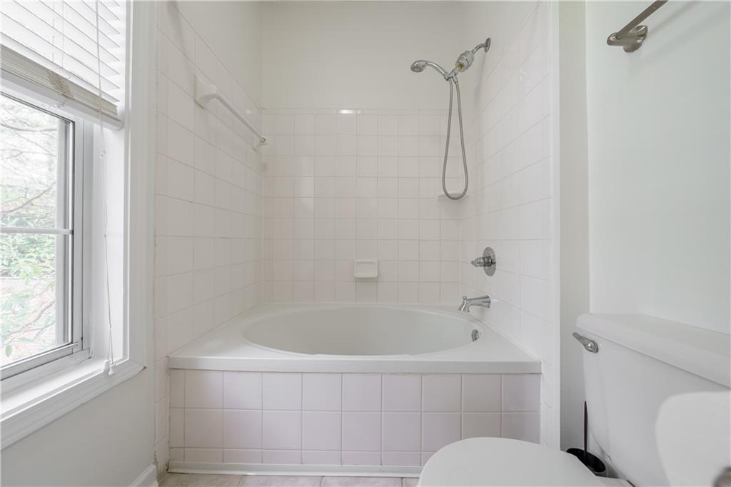 1250 Parkwood Circle SE Unit 1211