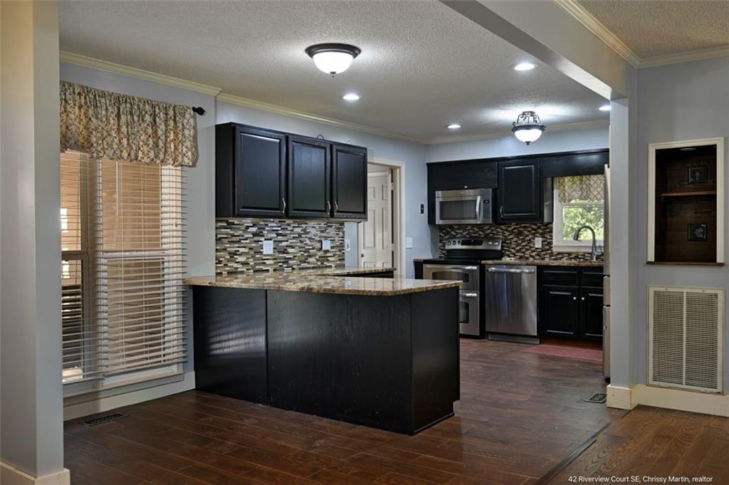 42 RIVERVIEW Court SE
