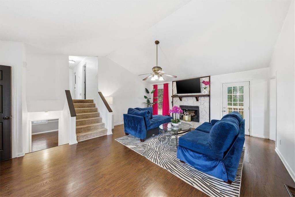 4405 LAKESIDE HILLS Point NE