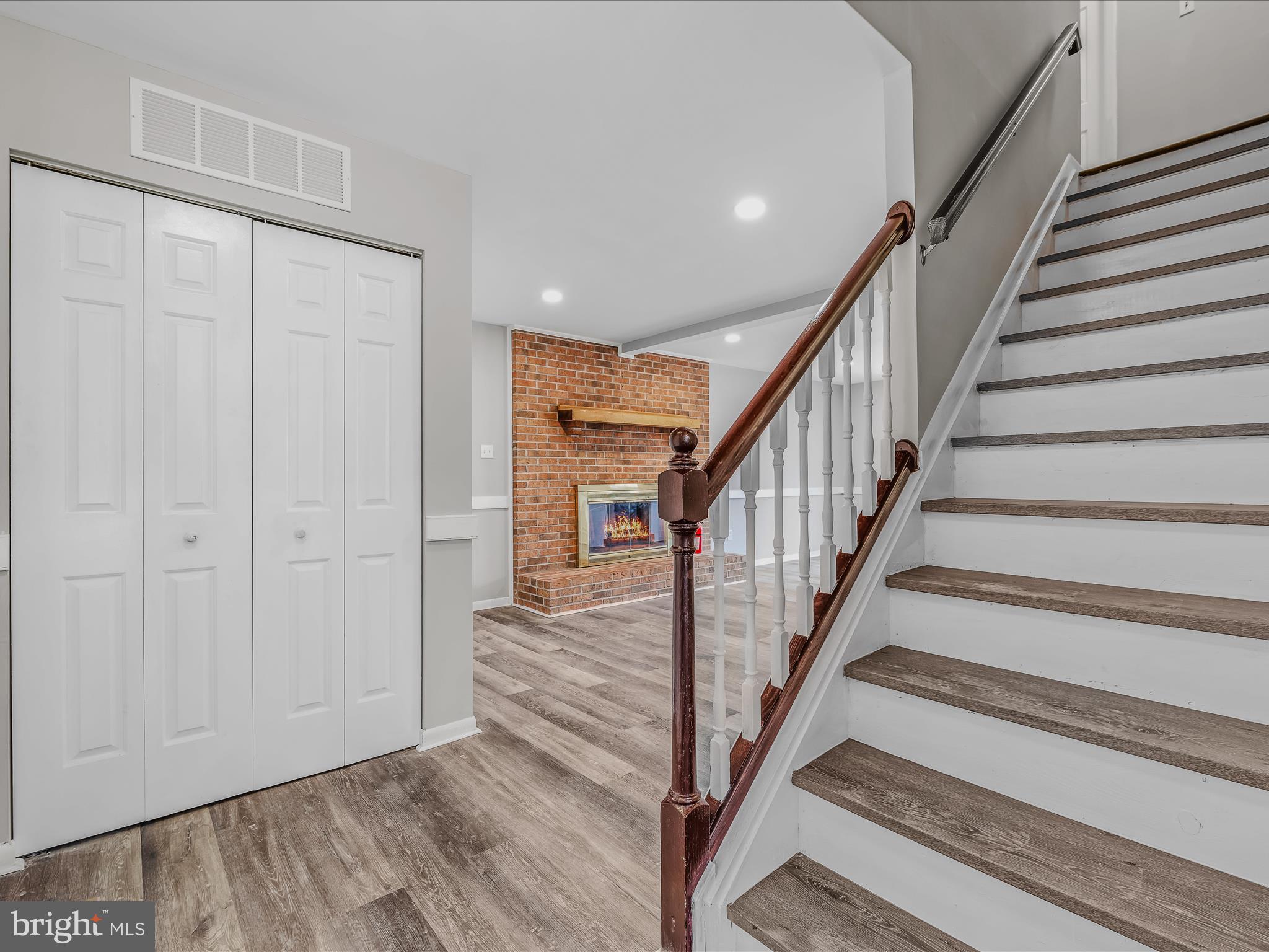 6 IRON BOLT COURT