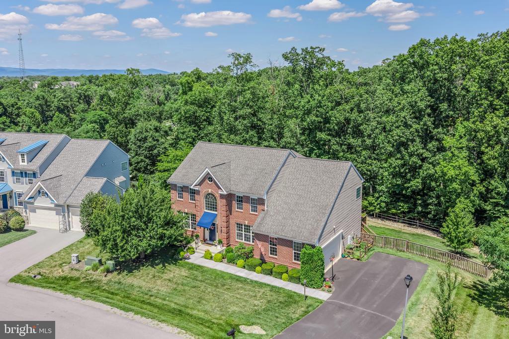 33 LACKAWANNA LANE