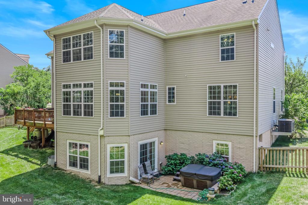 33 LACKAWANNA LANE