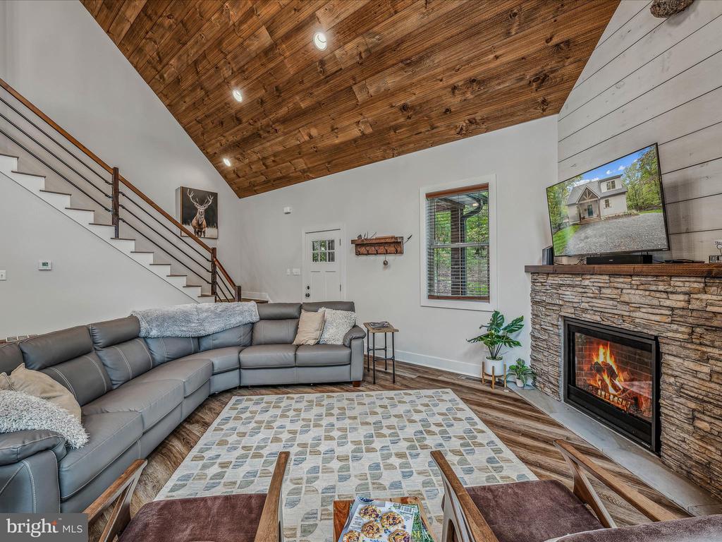 380 CIELO LANE