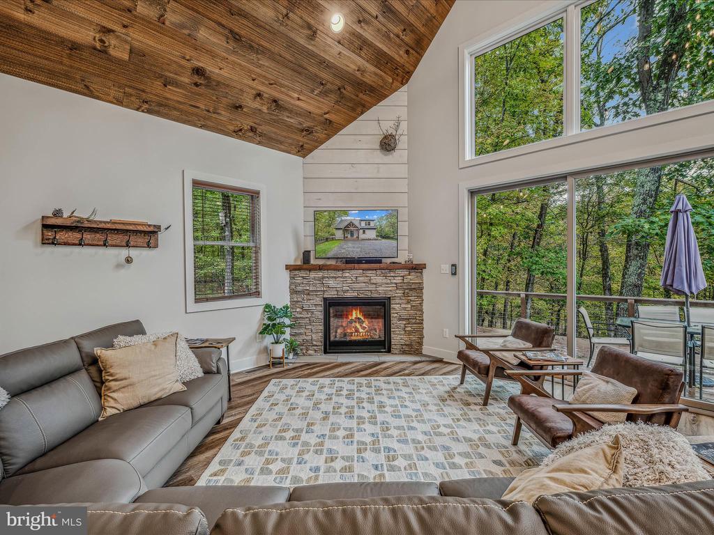380 CIELO LANE