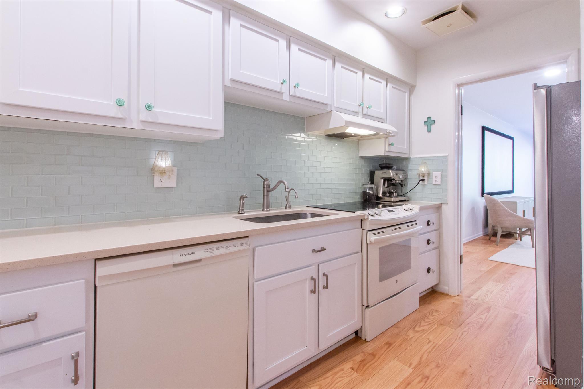 1745 TIVERTON Road 18