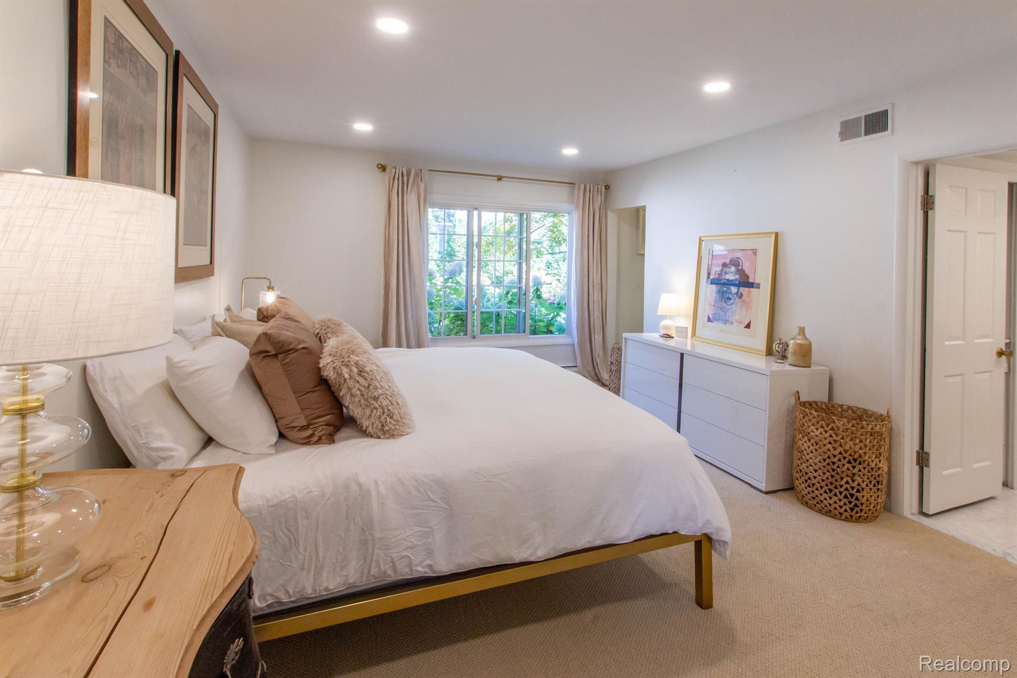 1745 TIVERTON Road 18