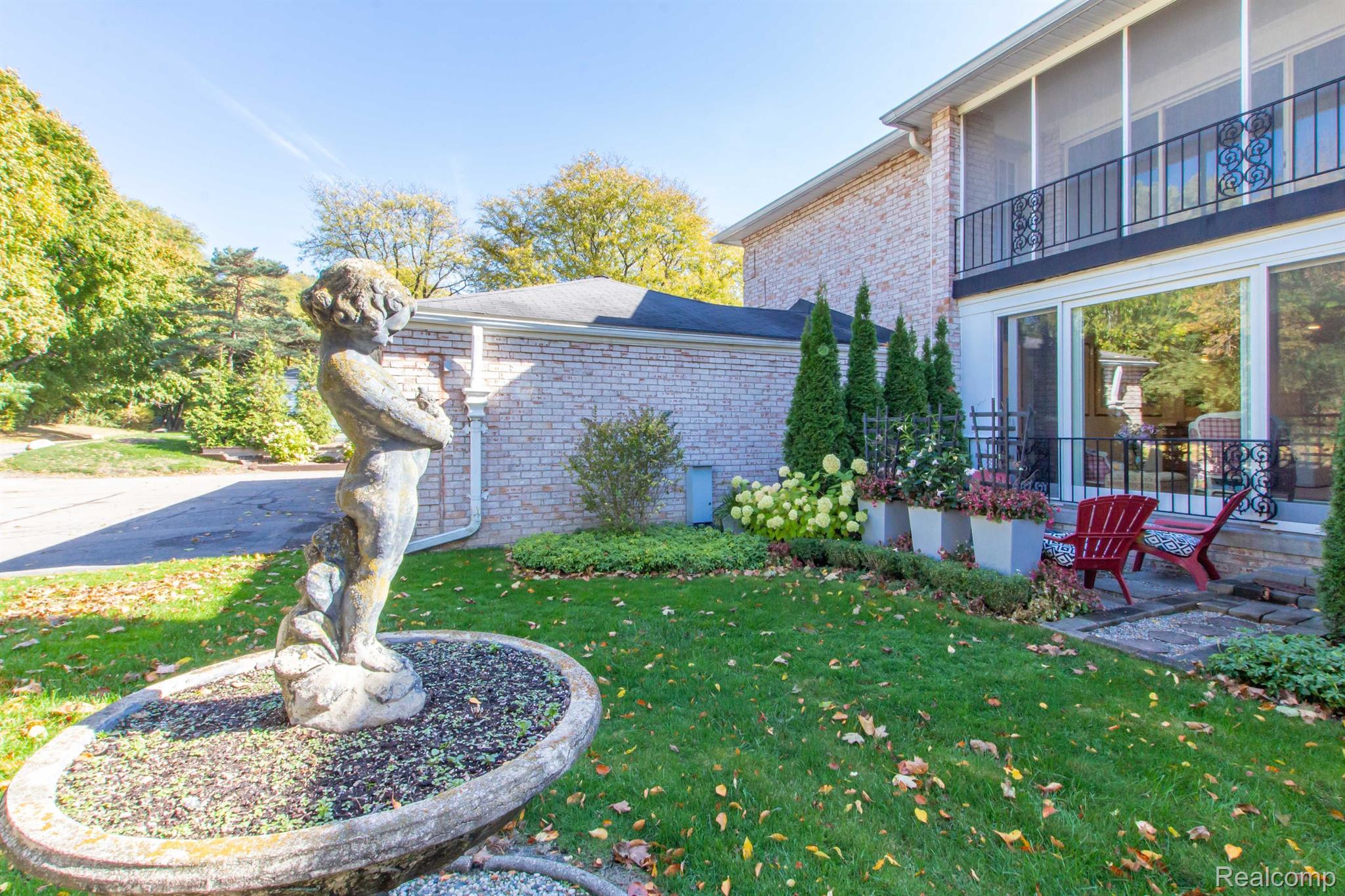 1745 TIVERTON Road 18