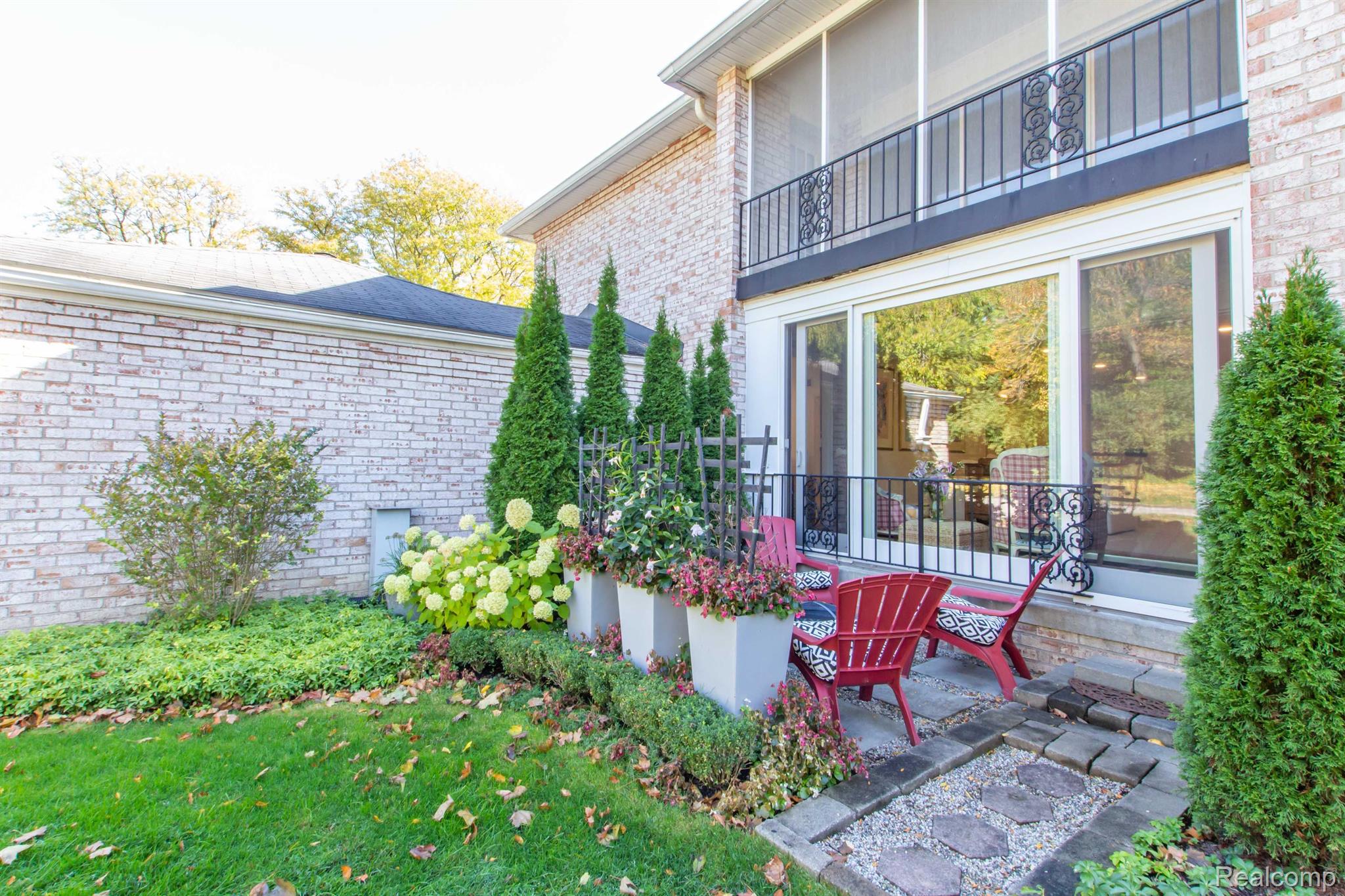 1745 TIVERTON Road 18