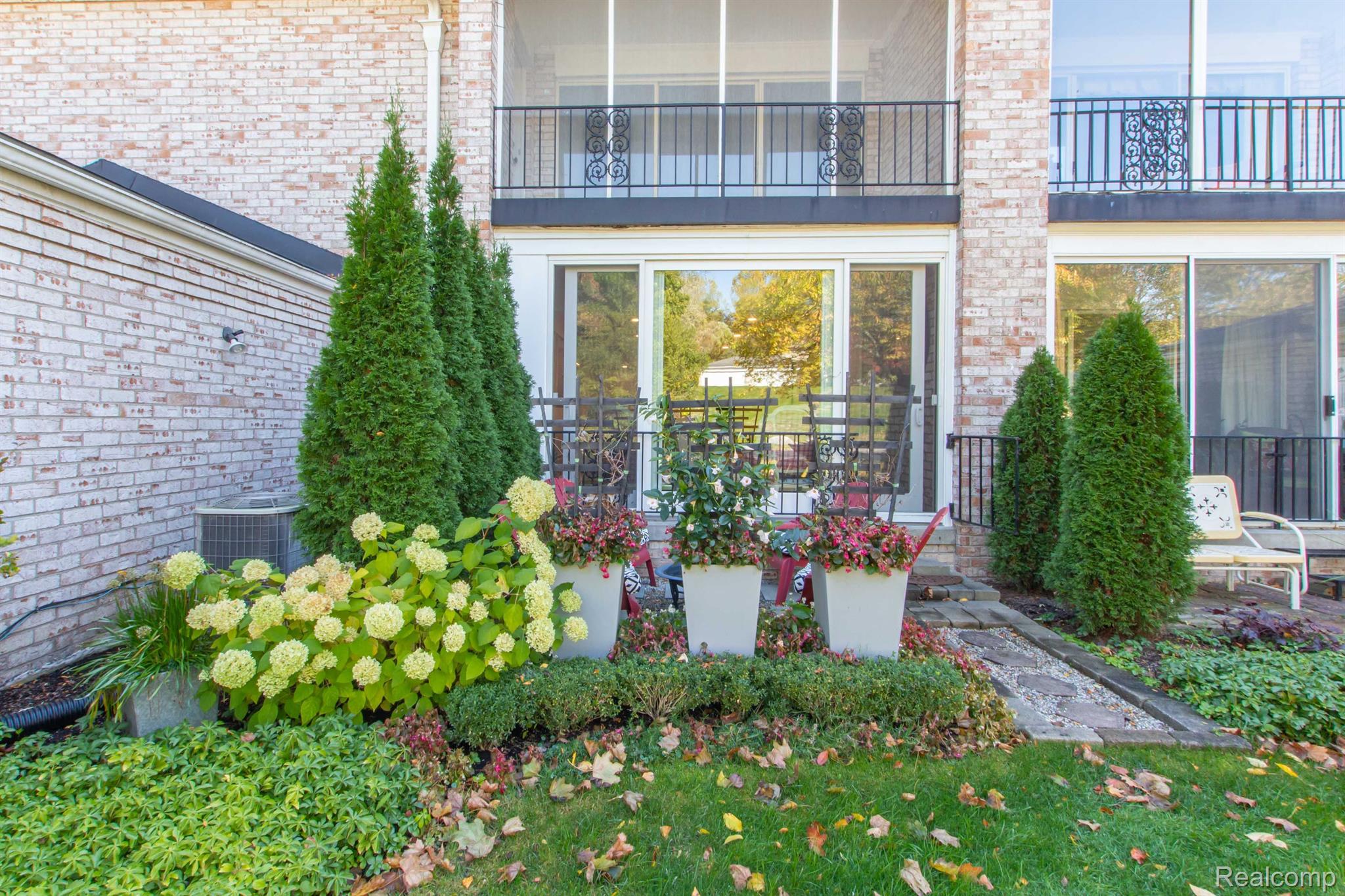 1745 TIVERTON Road 18