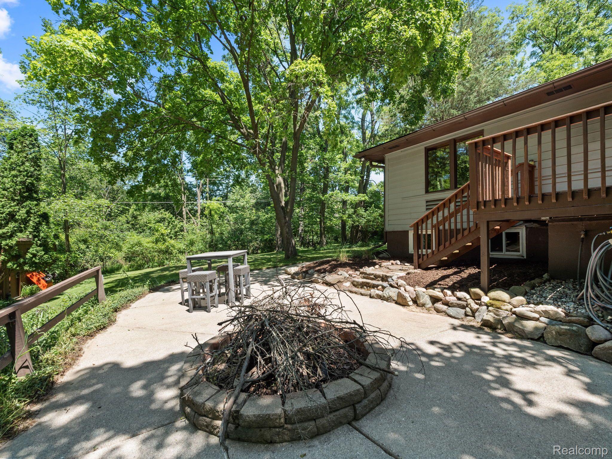 5151 N ADAMS Road