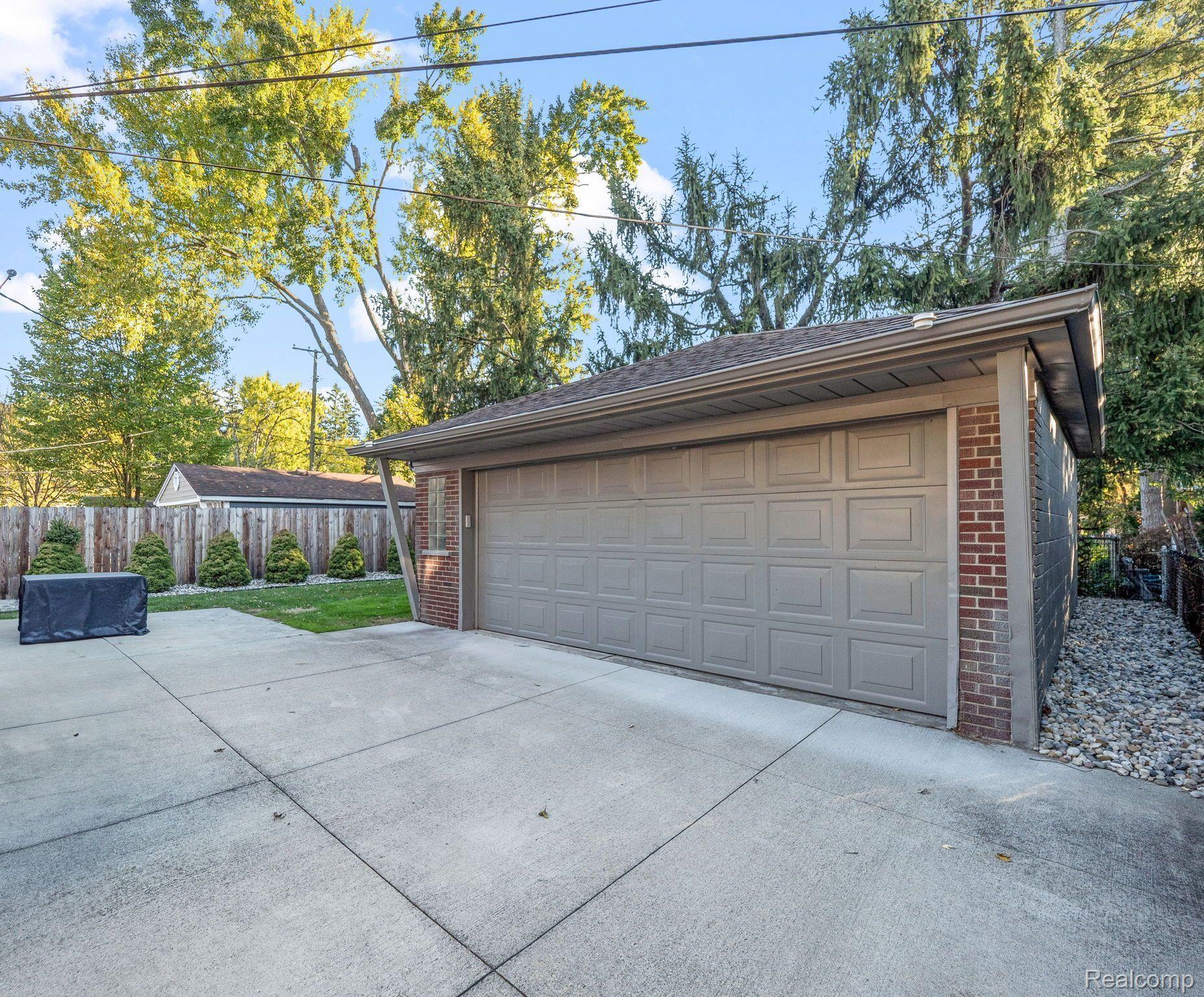 2516 FERNCLIFF Avenue