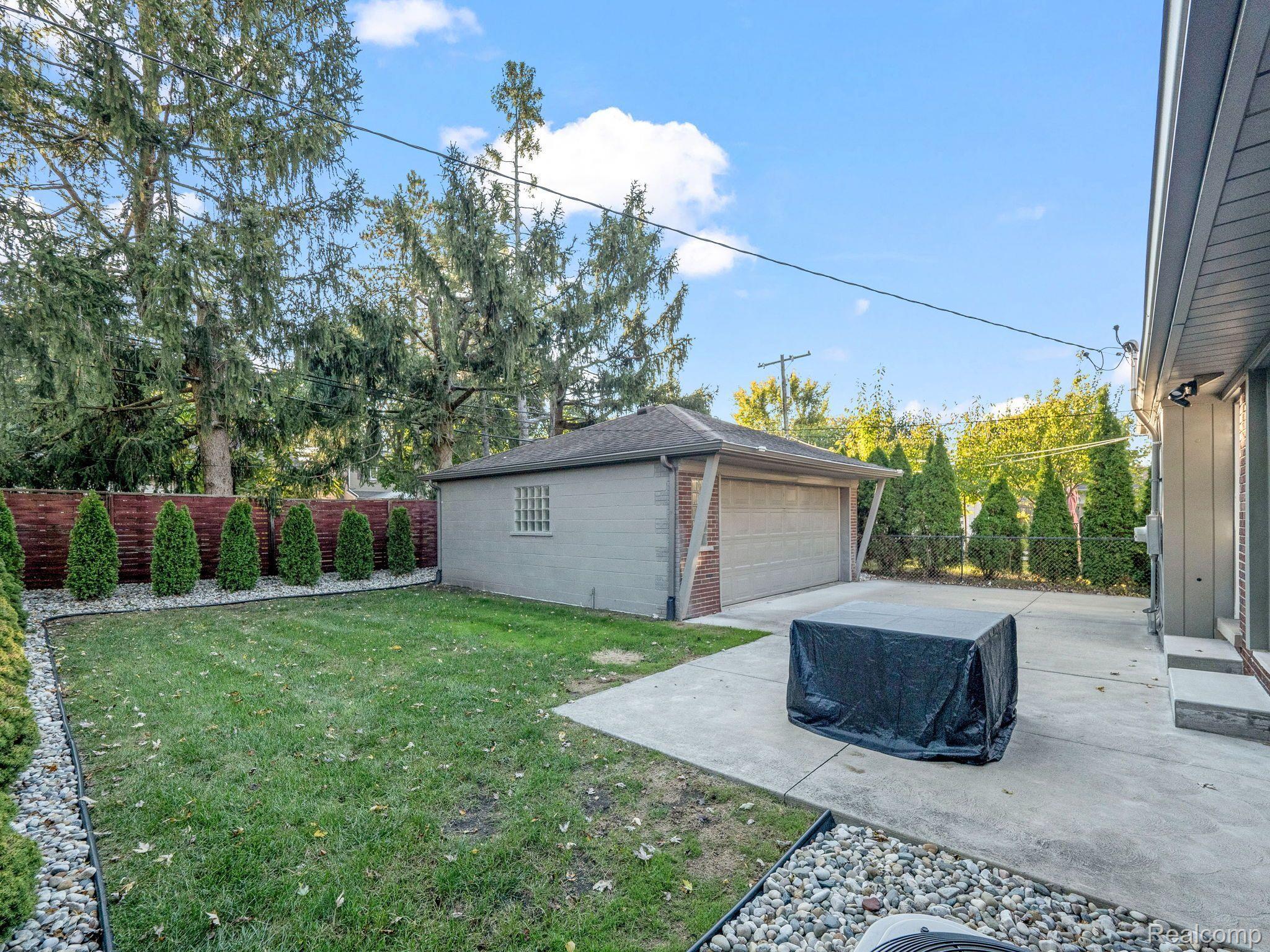 2516 FERNCLIFF Avenue