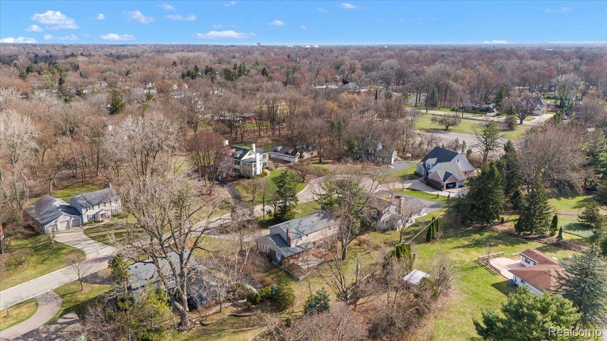762 KENSINGTON Lane