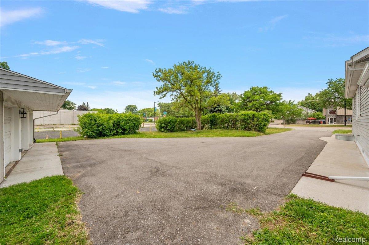 233 W 11 Mile Road