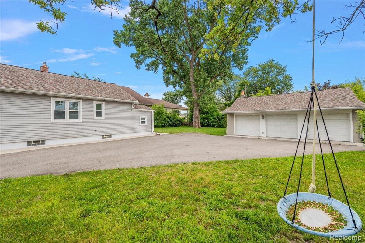 233 W 11 Mile Road
