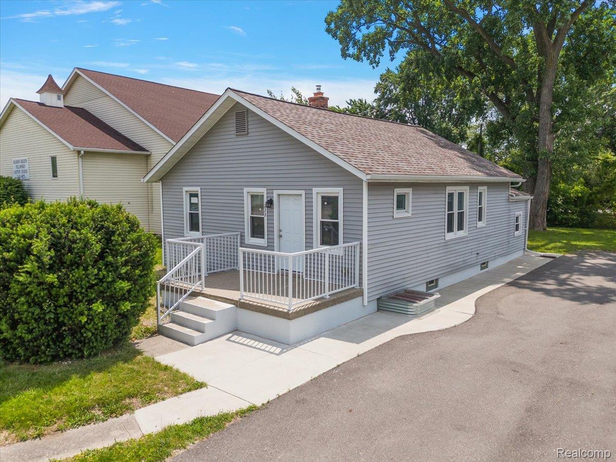 233 W 11 Mile Road