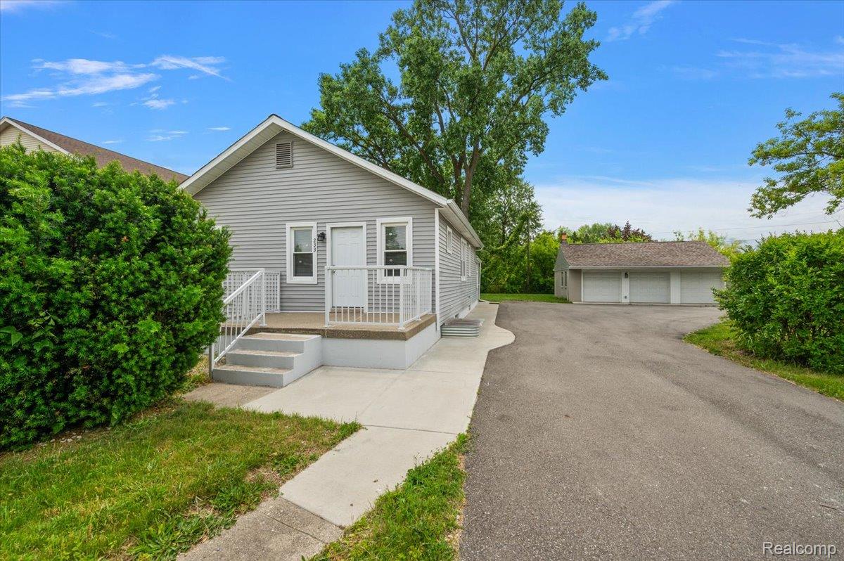 233 W 11 Mile Road