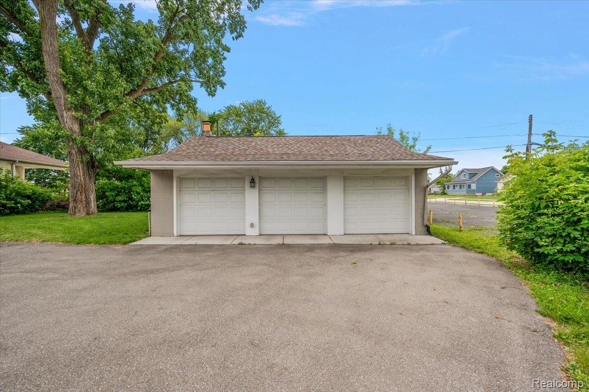233 W 11 Mile Road