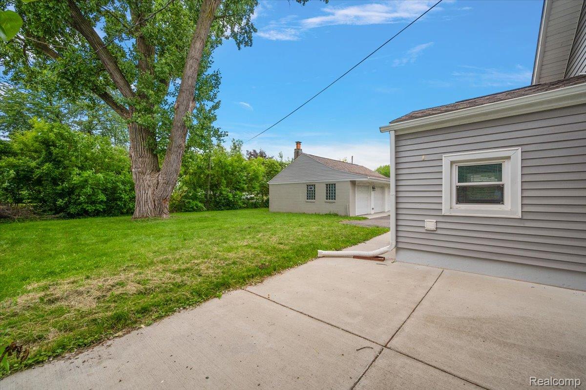 233 W 11 Mile Road