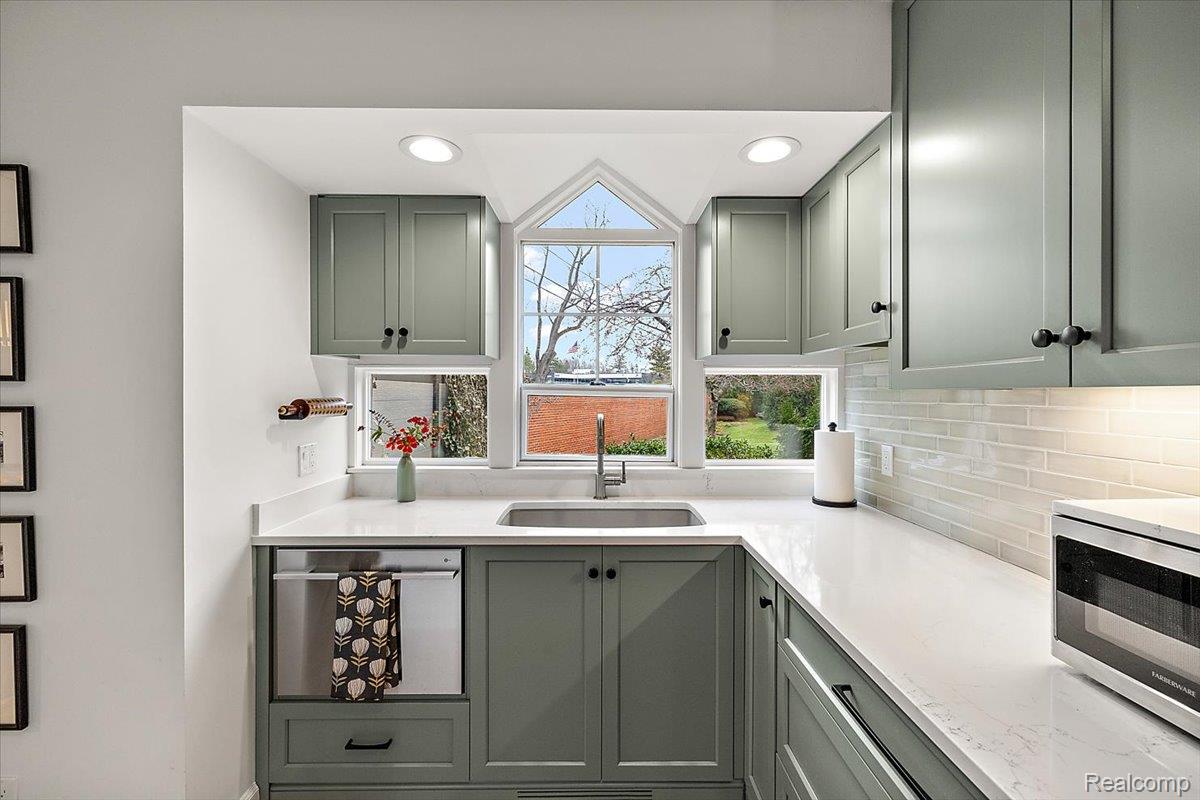 1077 N Old Woodward Avenue