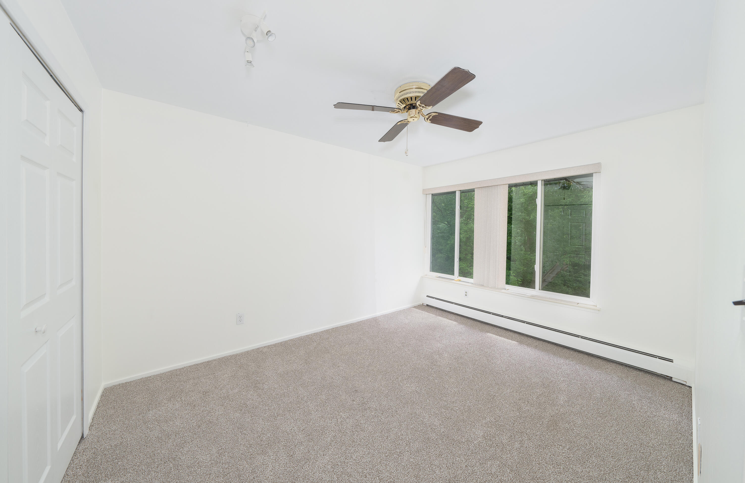32010 Grand River Avenue 16
