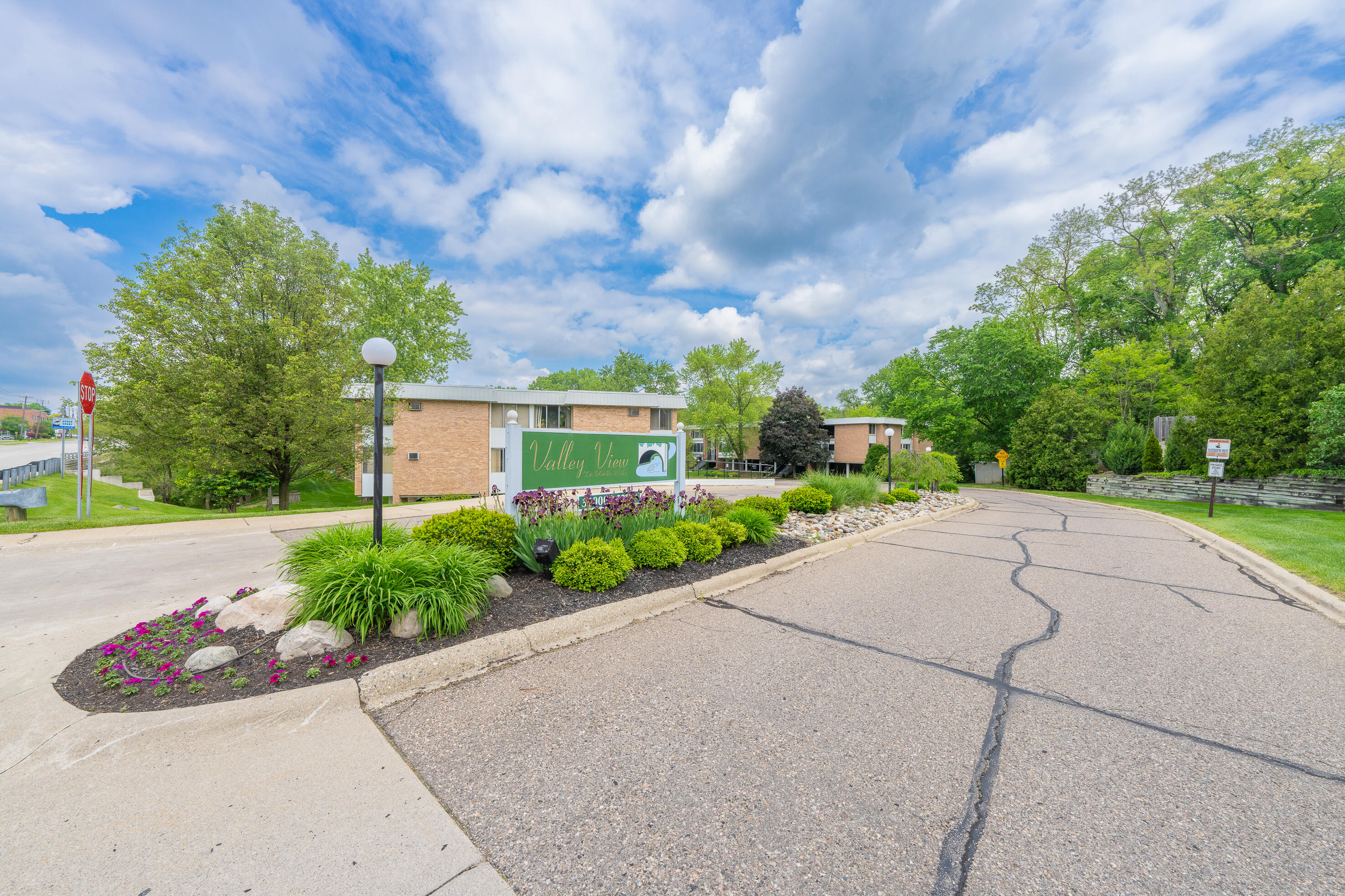 32010 Grand River Avenue 16