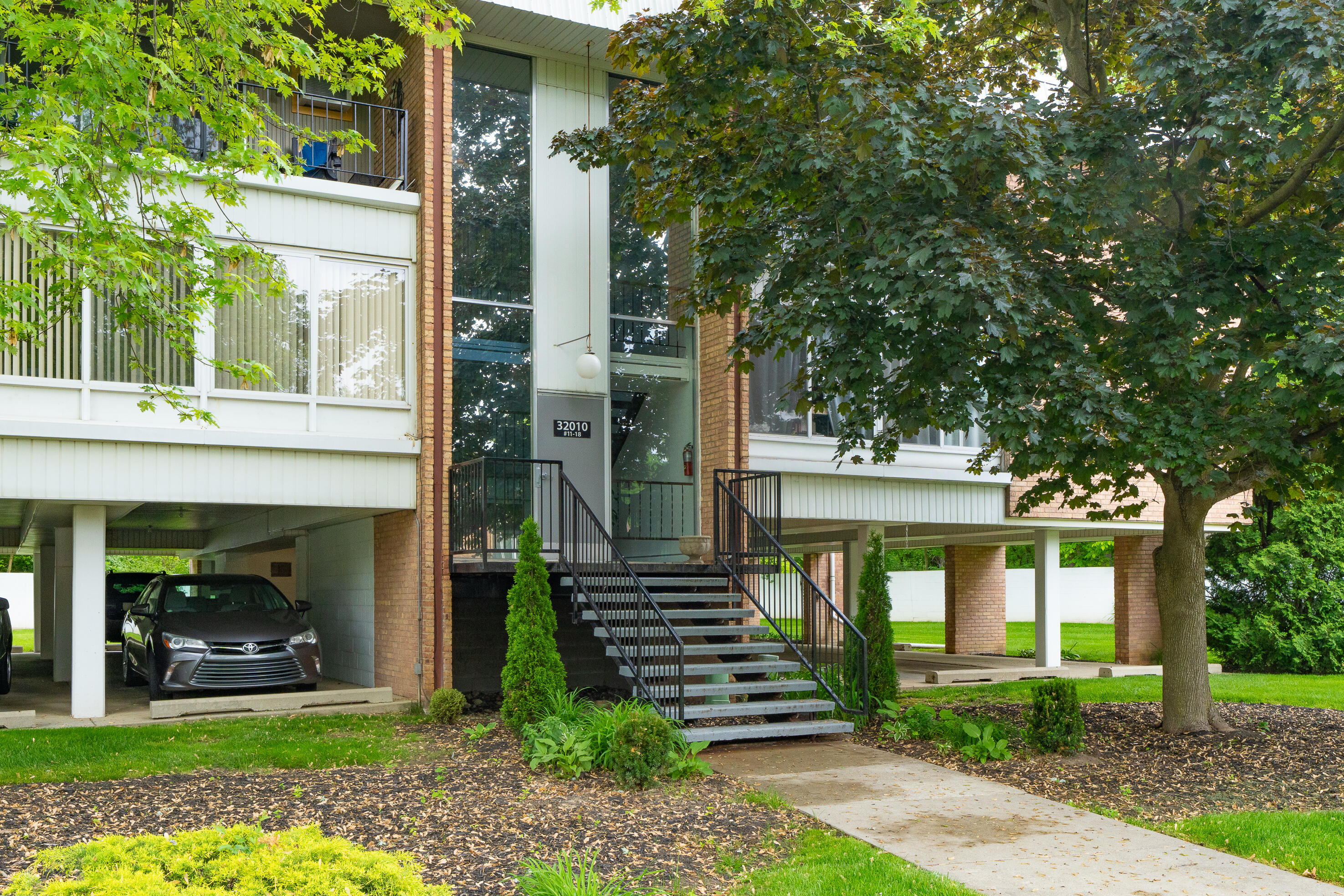 32010 Grand River Avenue 16
