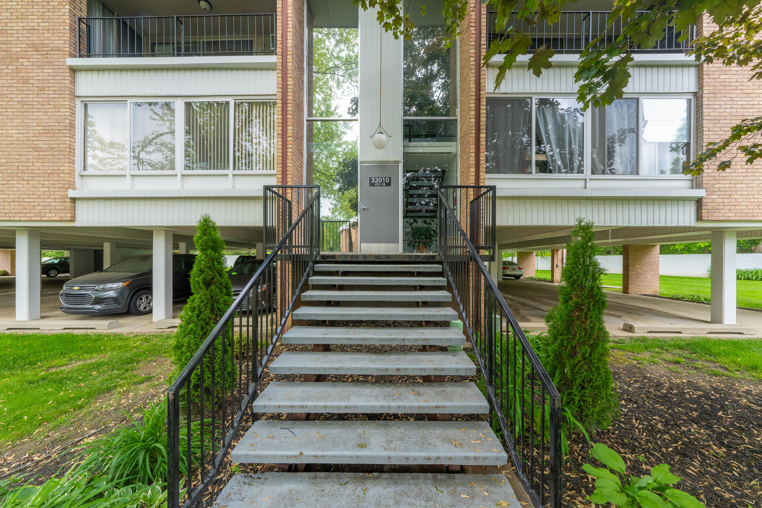 32010 Grand River Avenue 16