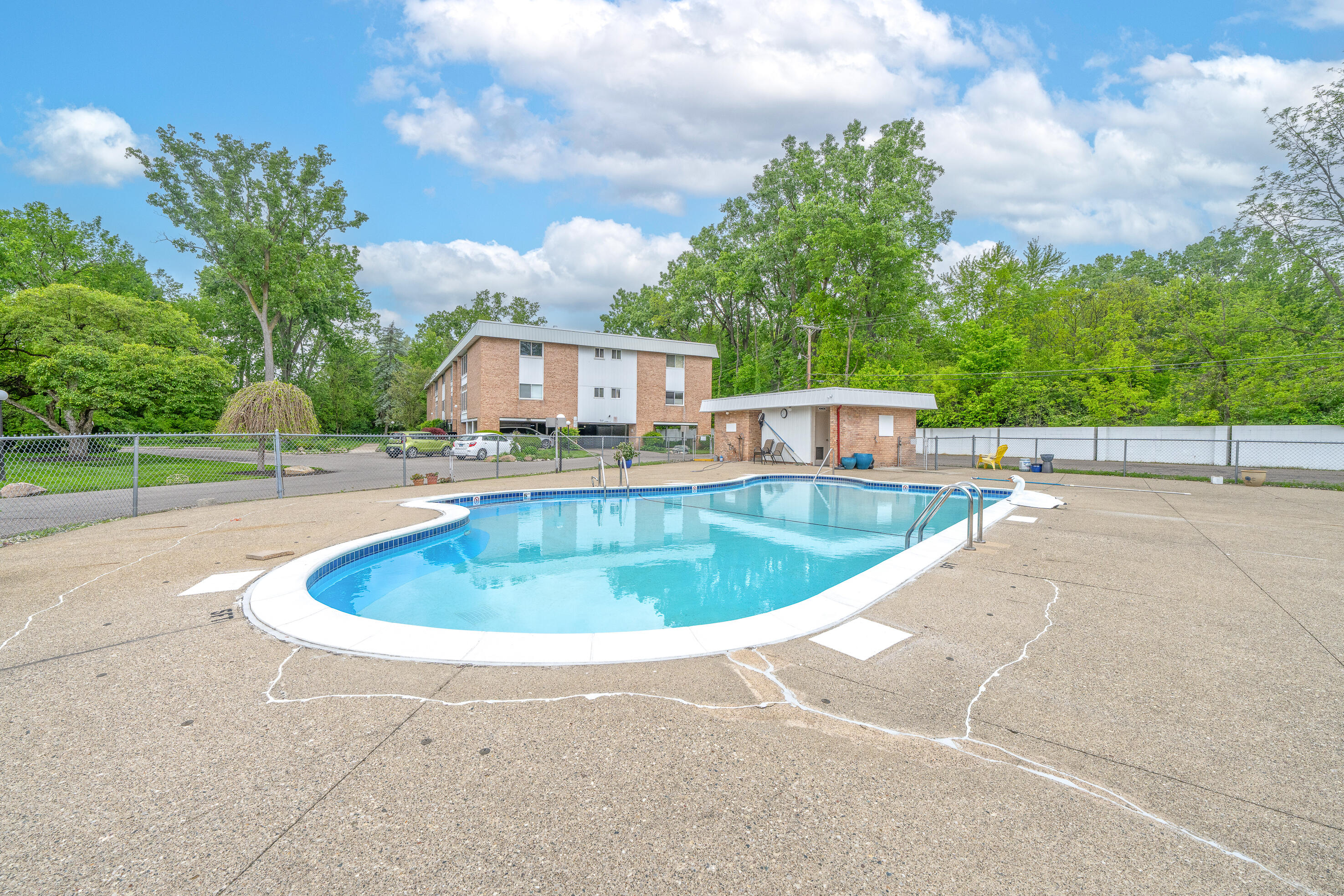 32010 Grand River Avenue 16