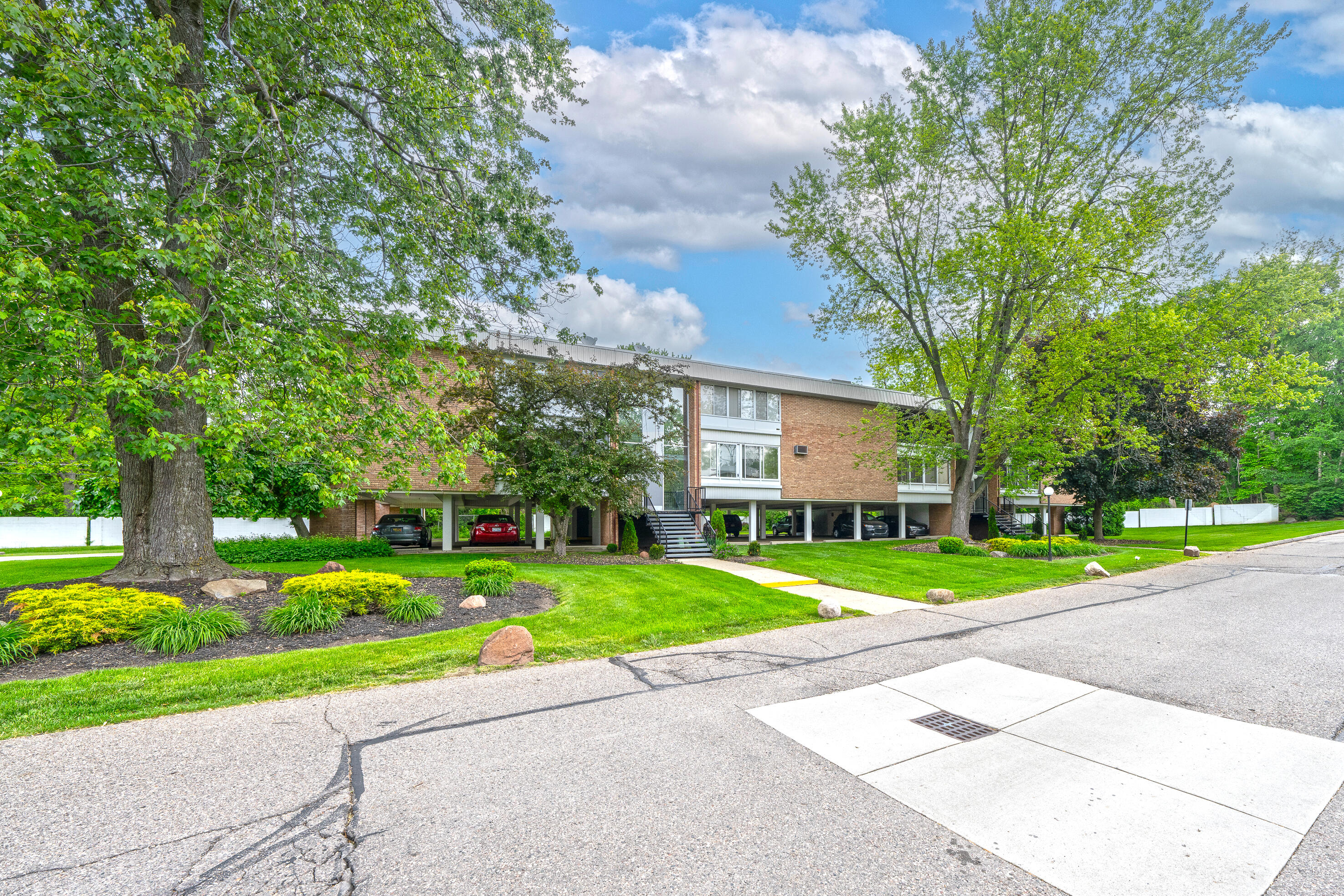 32010 Grand River Avenue 16