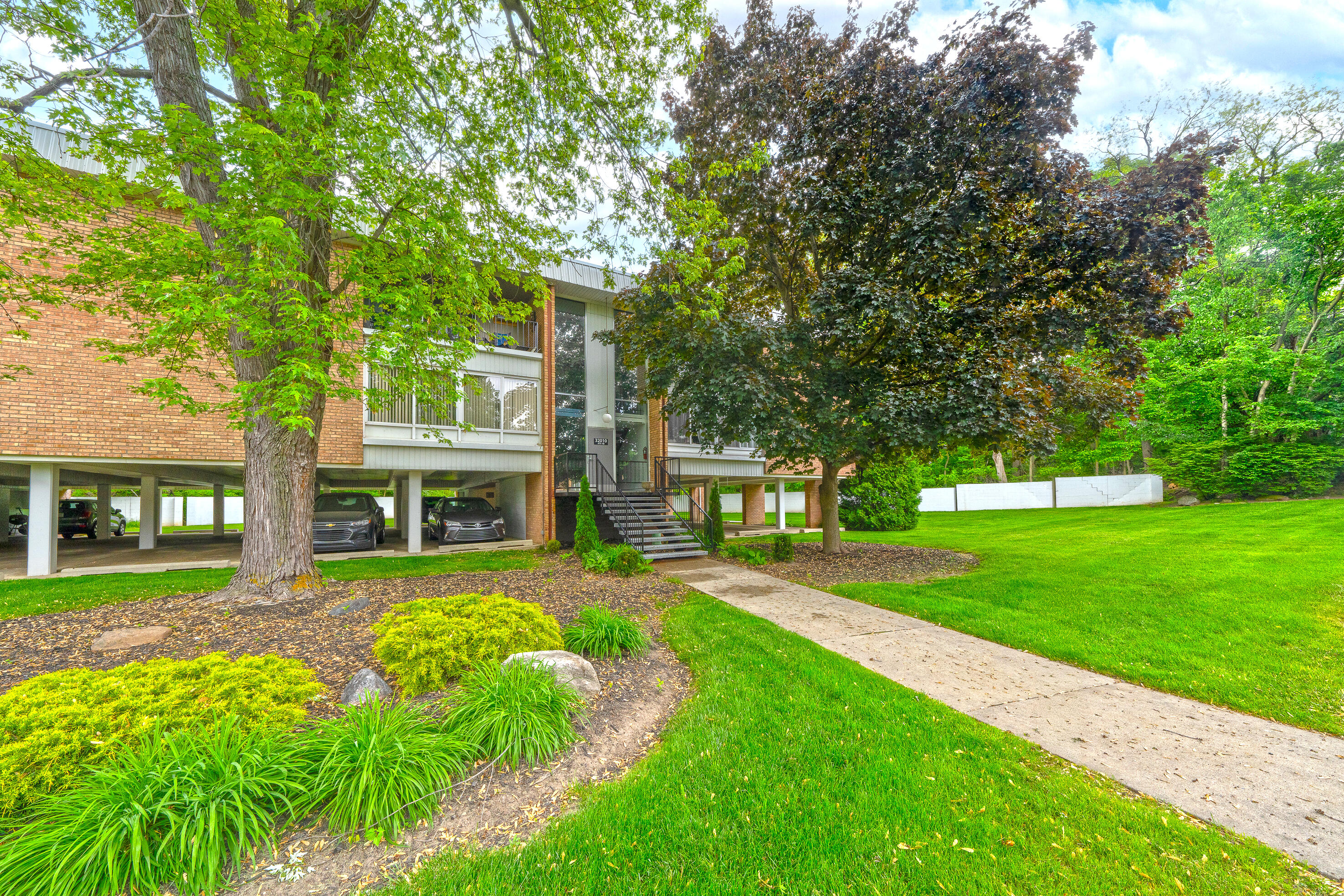 32010 Grand River Avenue 16