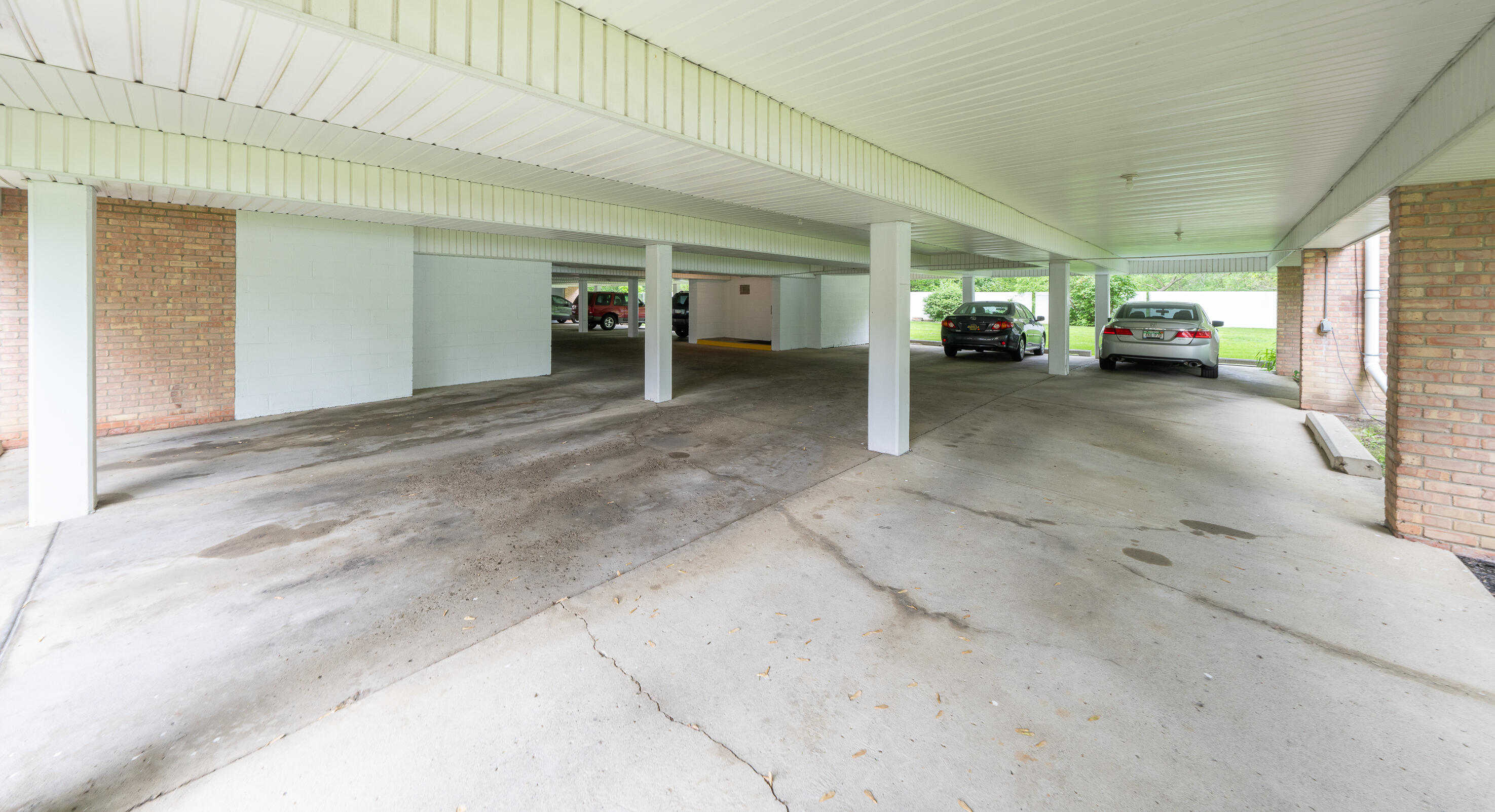 32010 Grand River Avenue 16