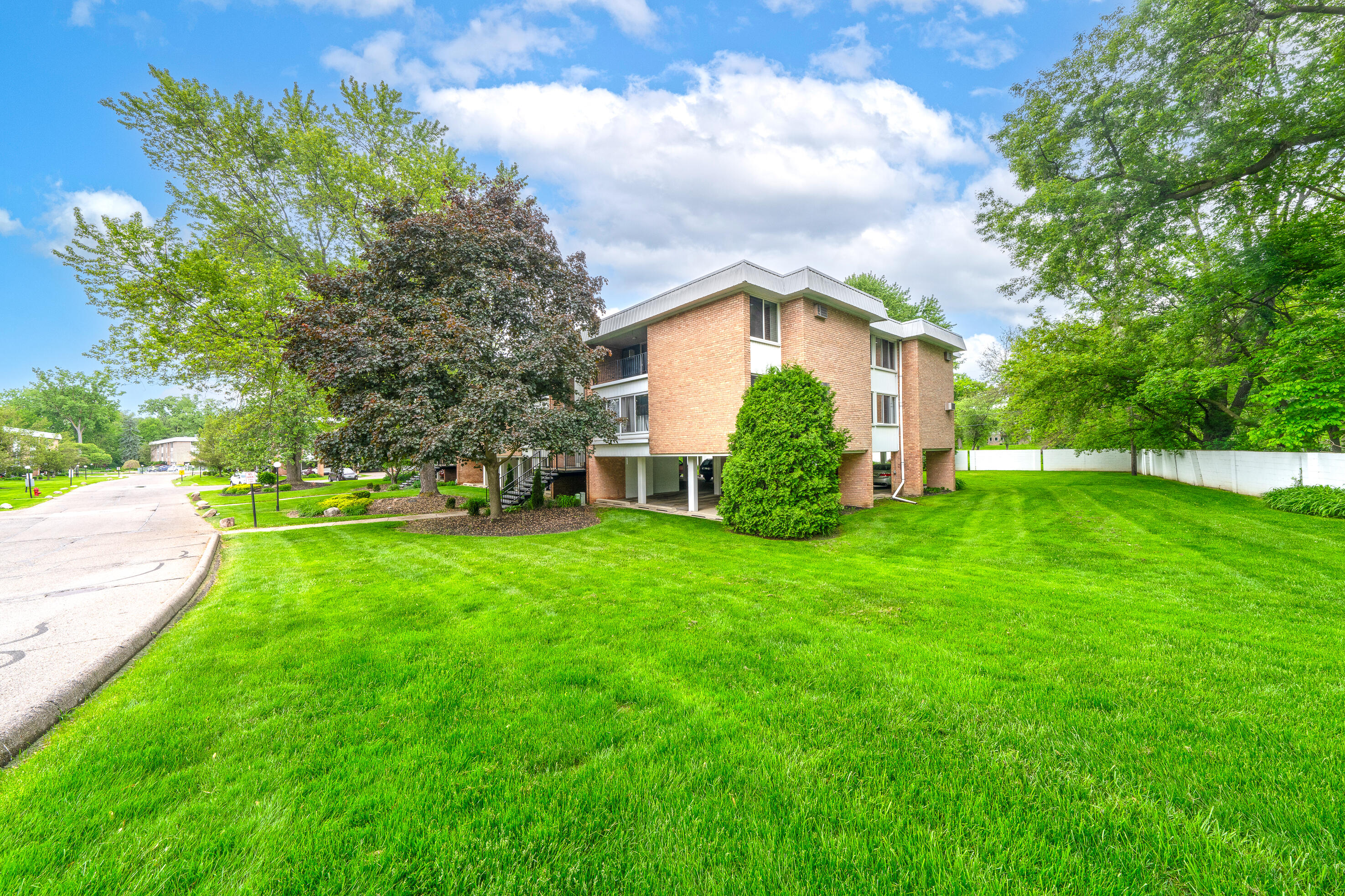 32010 Grand River Avenue 16