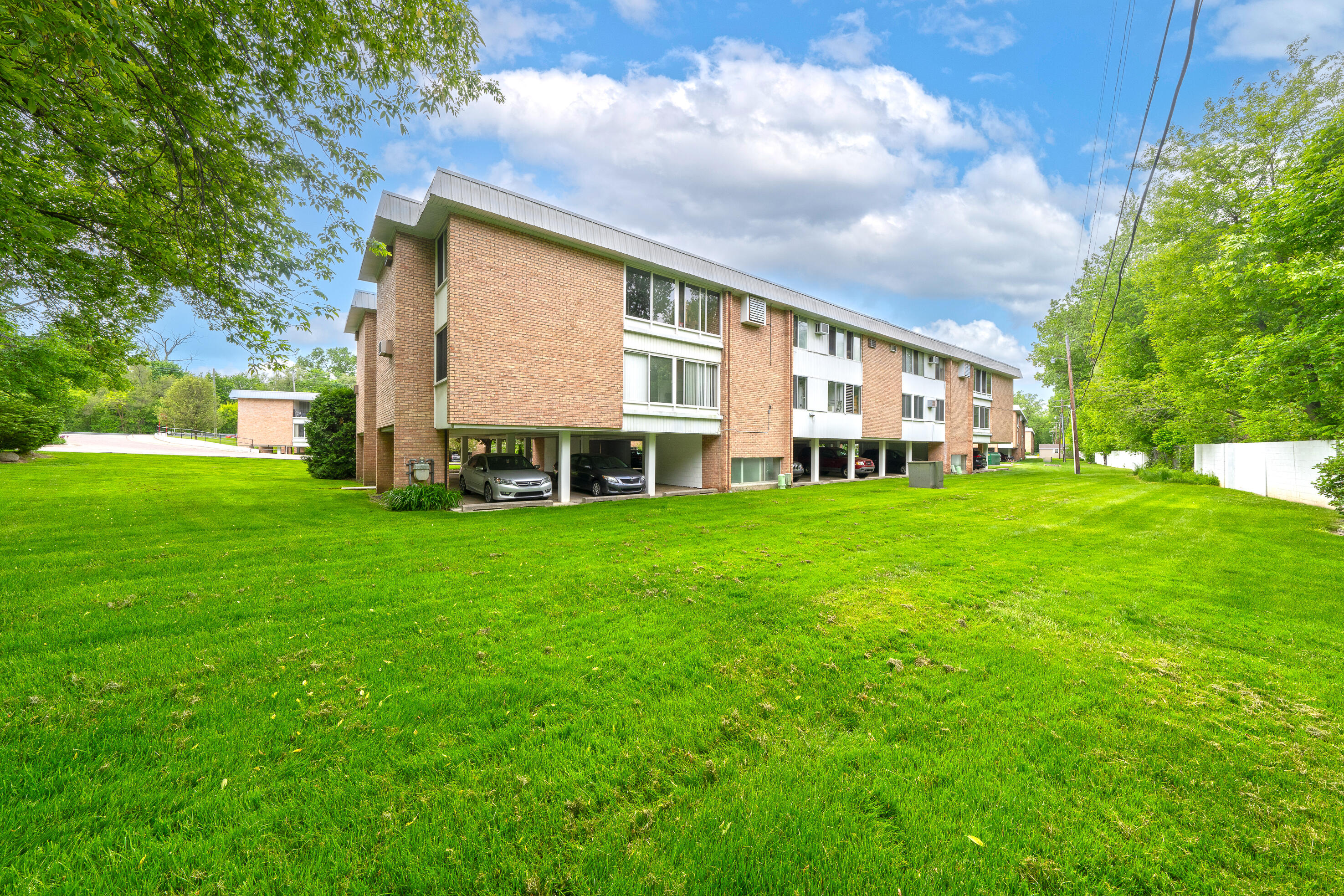 32010 Grand River Avenue 16