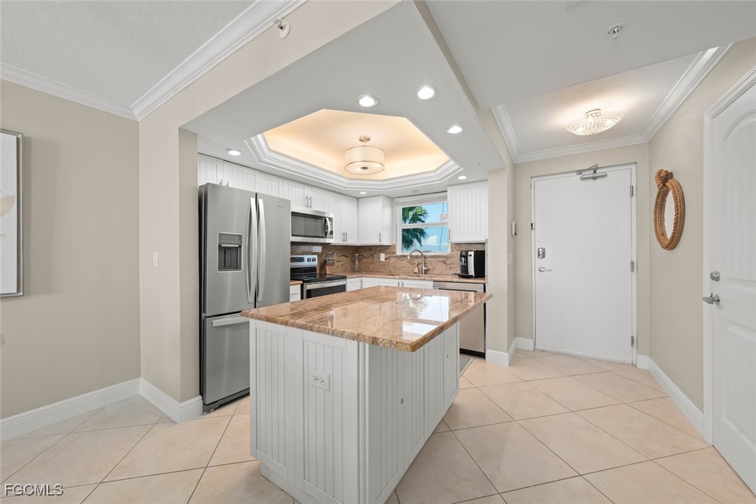 250 Estero BLVD 402
