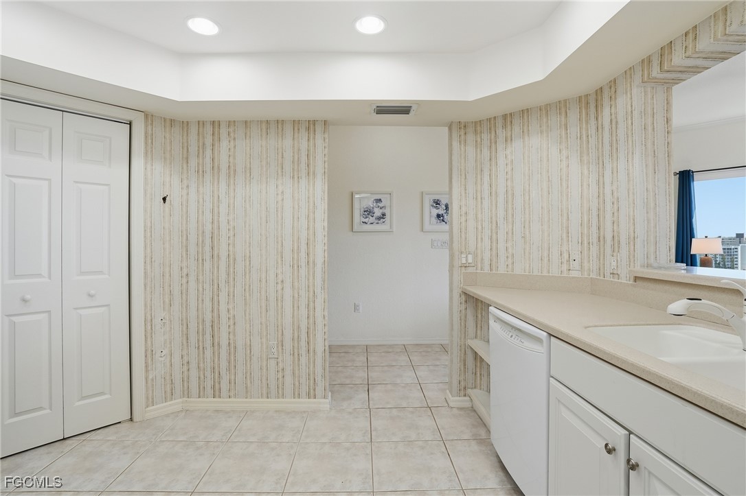 4183 Bay Beach LN 3P1