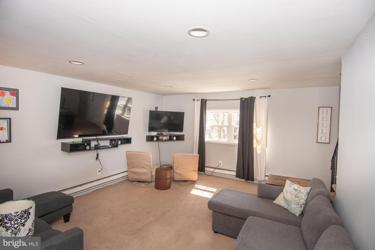 17 E Roberts St