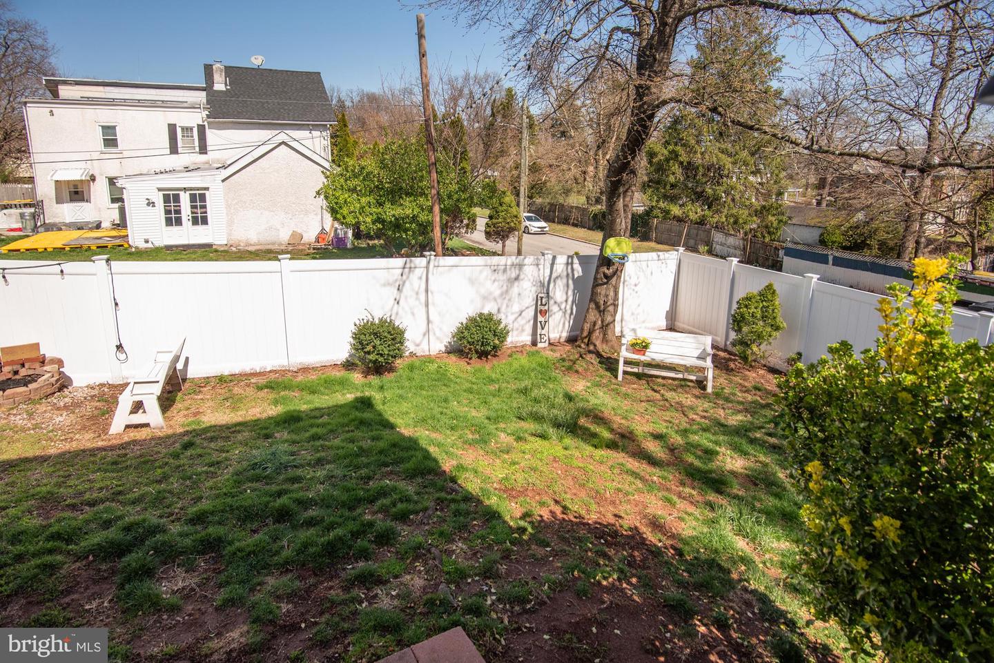 17 E Roberts St