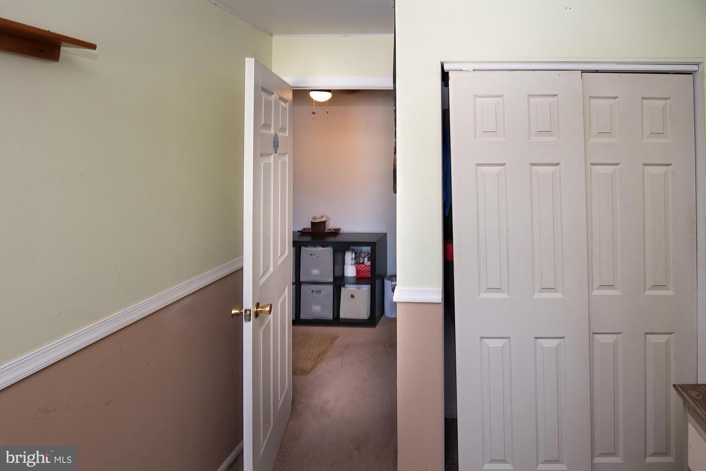 17 E Roberts St